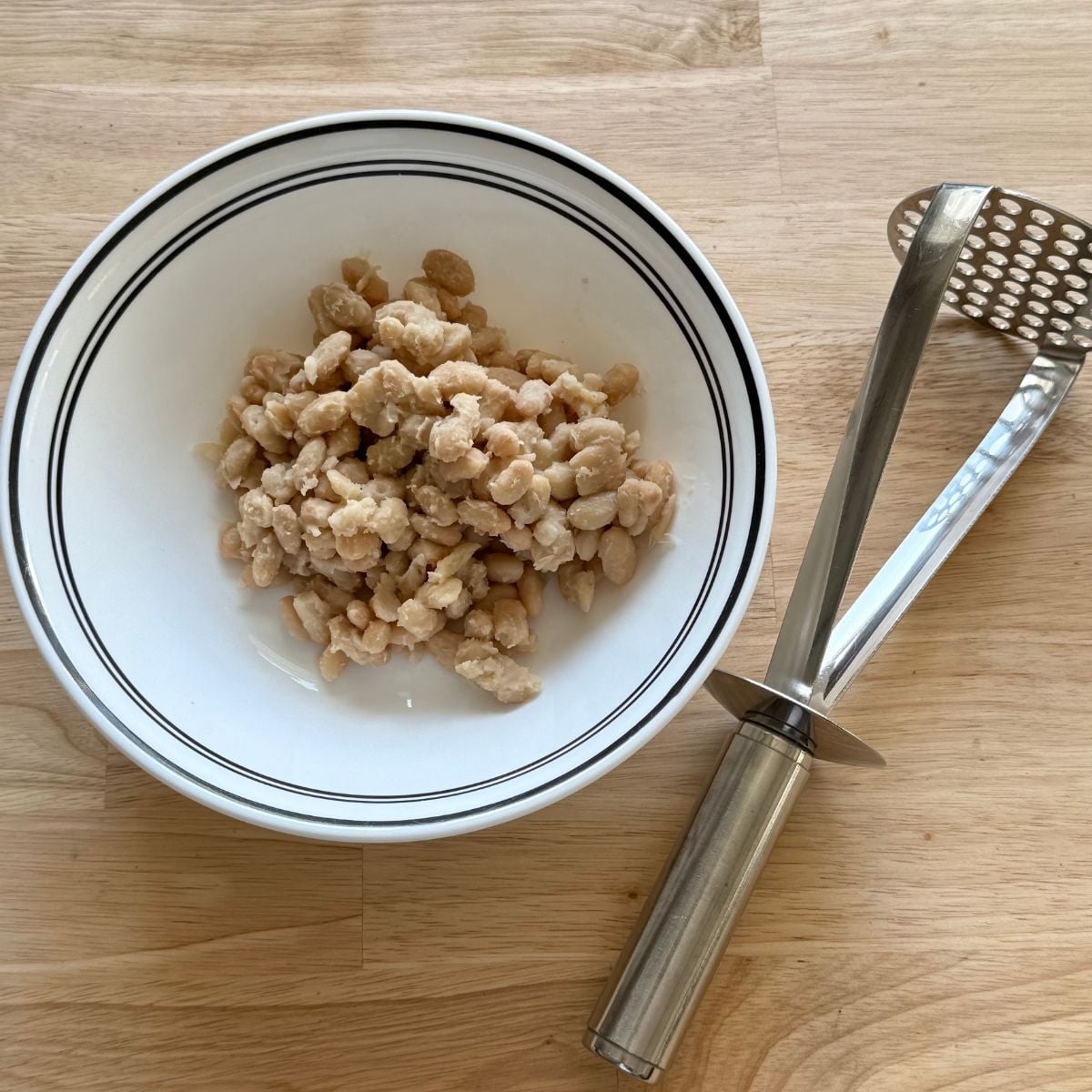 A bowl with cooked white beans.